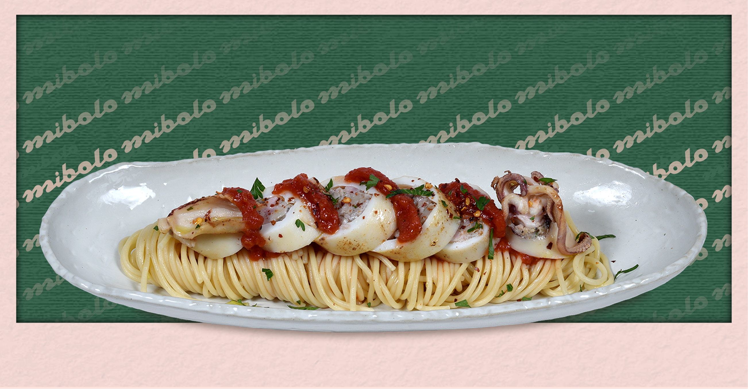 Mì spaghetti với mực nhồi thịt sốt cà